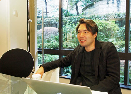ウェブデザイナー／セミトランスペアレント・デザイン代表・田中良治さんが、「SmartNews」代表取締役・鈴木 健さんに聞く、「なめらかな社会のつくり方」